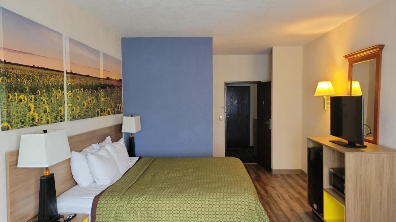 Days Inn By Wyndham Topeka Exteriér fotografie