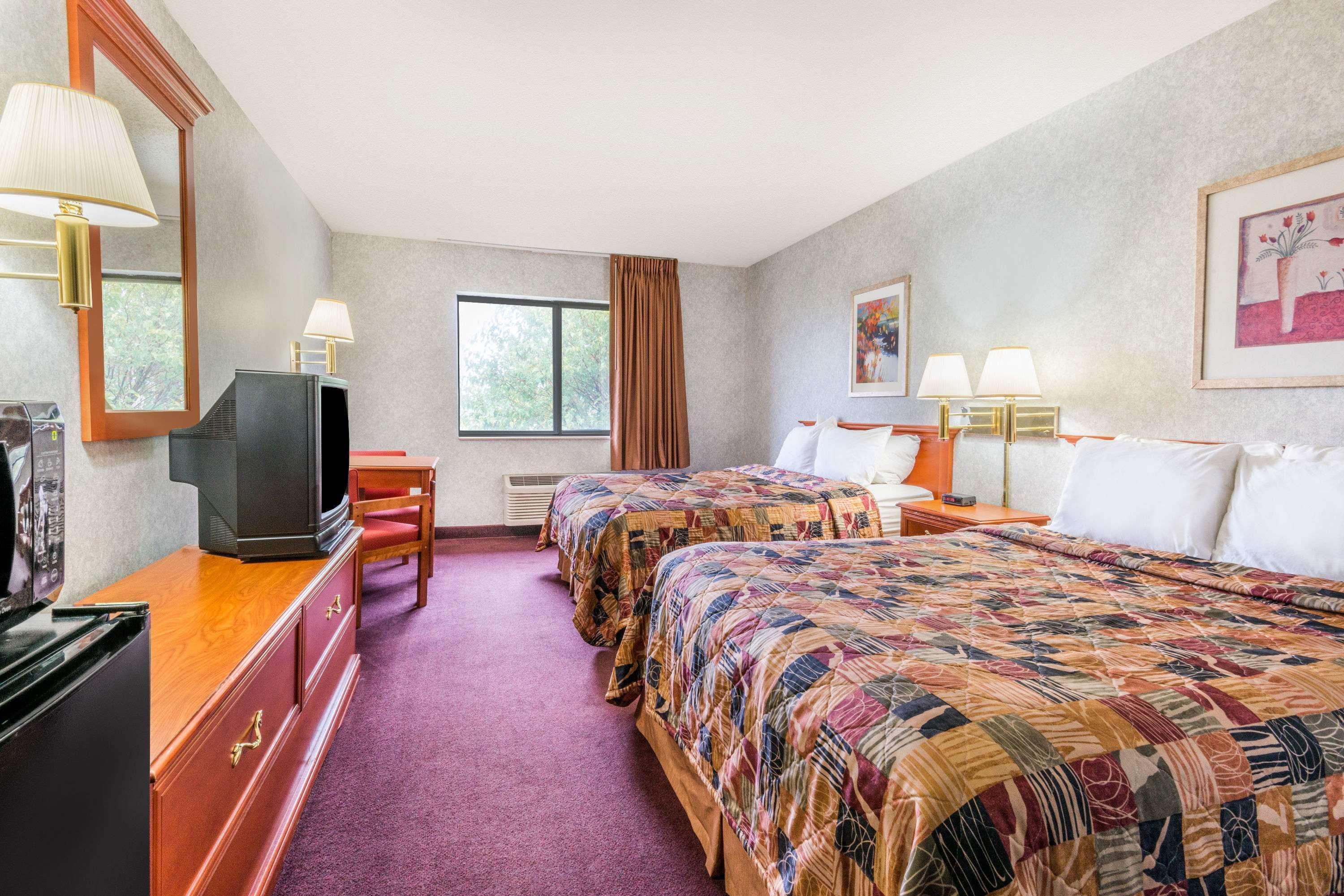 Days Inn By Wyndham Topeka Exteriér fotografie