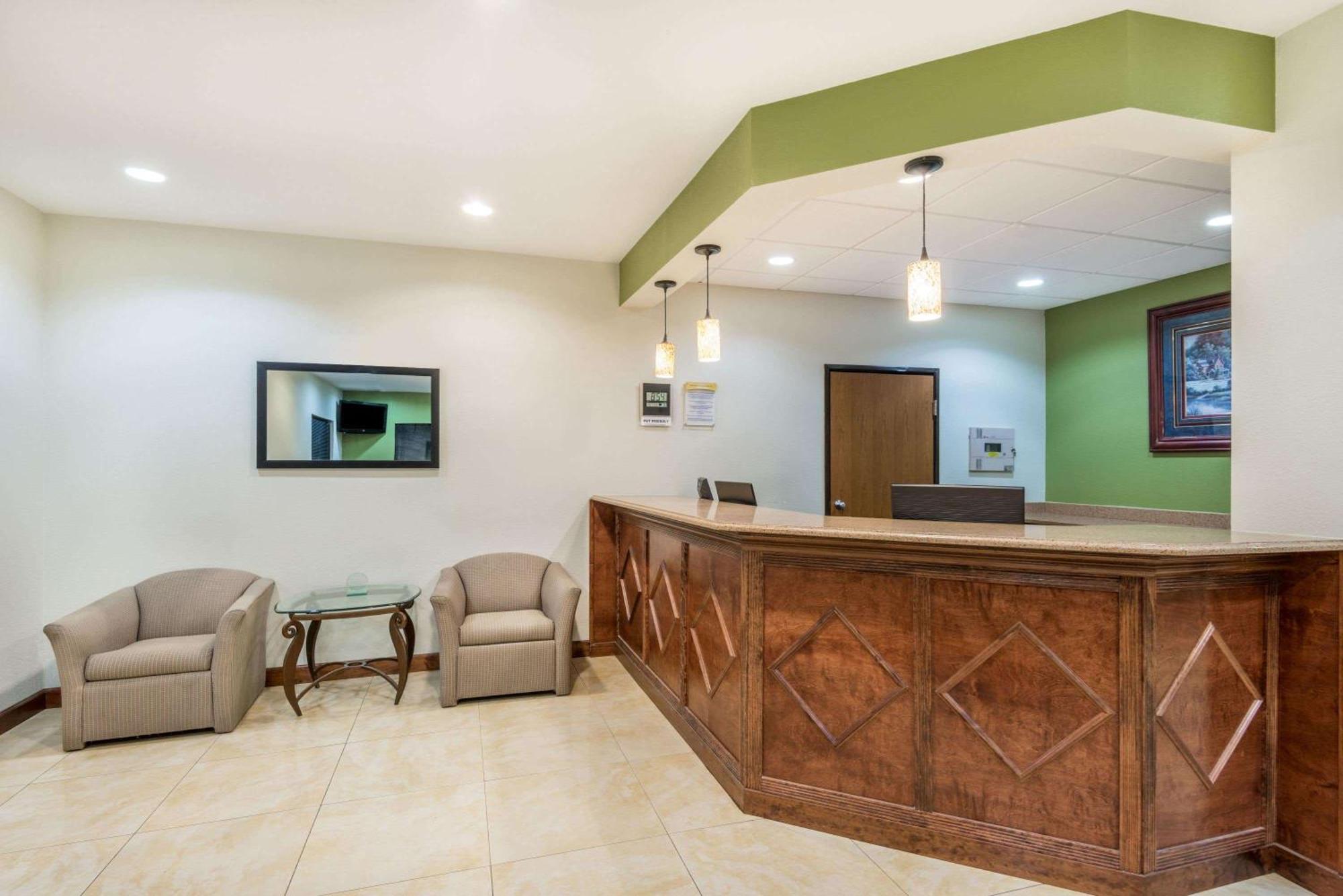Days Inn By Wyndham Topeka Exteriér fotografie