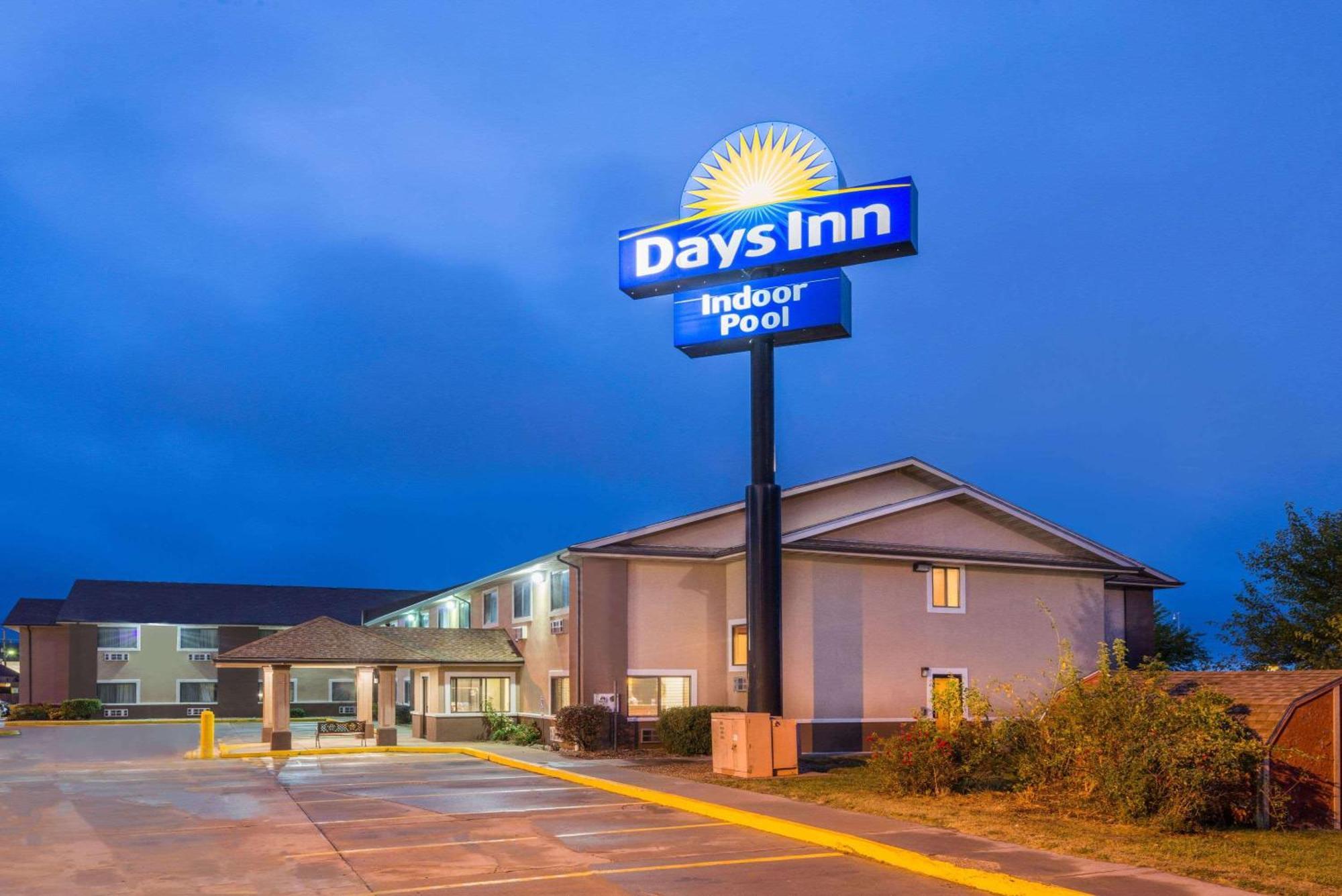 Days Inn By Wyndham Topeka Exteriér fotografie