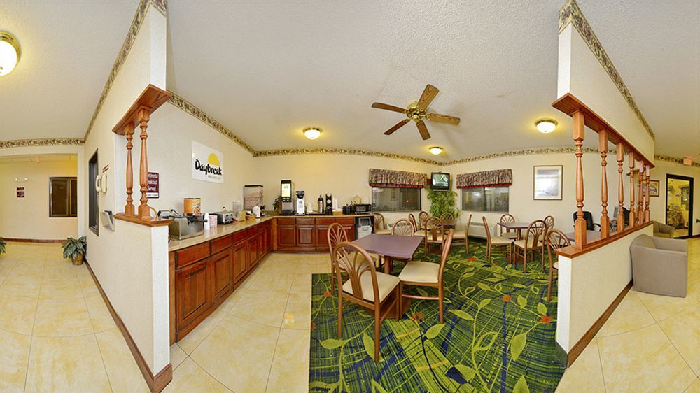 Days Inn By Wyndham Topeka Exteriér fotografie