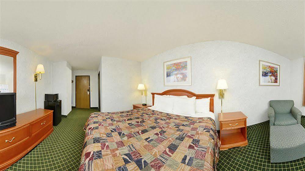 Days Inn By Wyndham Topeka Exteriér fotografie
